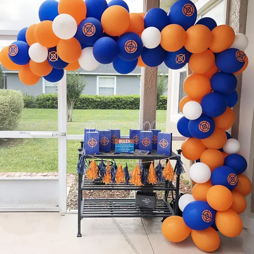 Vista 2 de Kit de guirnalda de globos para fiesta de la guerra de dardos, paquete de 113 globos azules, naranjas y negros, letrero para niños, baby shower