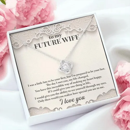 Vista 21 de Collar con texto en inglés «To My Future Wife & Prometido» – Joyería de compromiso con nudo de amor para novia