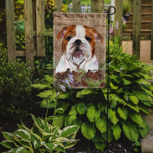 Vista 2 de Caroline's Treasures SS4075GF - Bandera decorativa para patio exterior, diseño de bulldog inglés sobre arpillera sintética con conos de pino