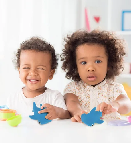 Vista 5 de DolliBu Hammerhead Shark Bath Buddy Squirter - Juguete flotante de goma de tiburón azul, divertido juego de baño para niños pequeños, lindo juguete