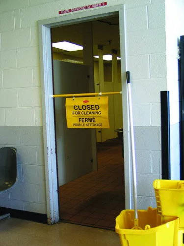 Vista 2 de Rubbermaid Commercial letrero de seguridad para colgar en sitio, multilingüe para impresión de limpieza, Amarillo, 1