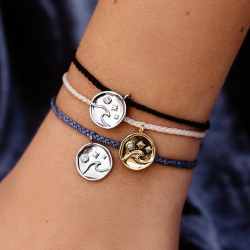 Vista 2 de Pura Vida Pulsera de plata u oro con dije de moneda de cristal Hecho a mano con cristal checo, ajustable con banda impermeable Pulseras apilables