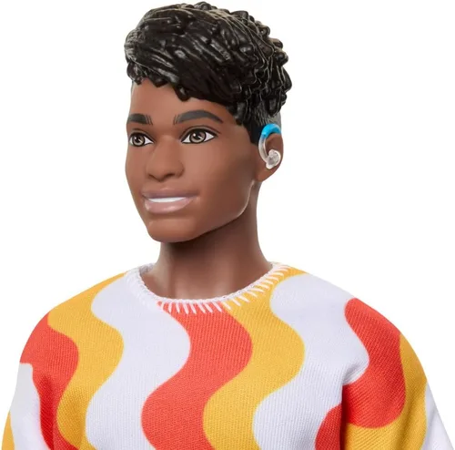 Vista 3 de Muñeco Barbie Fashionistas Ken #220 con audífonos detrás de la oreja y cuerpo ancho usando una camisa de patrón naranja removible, pantalones cortos
