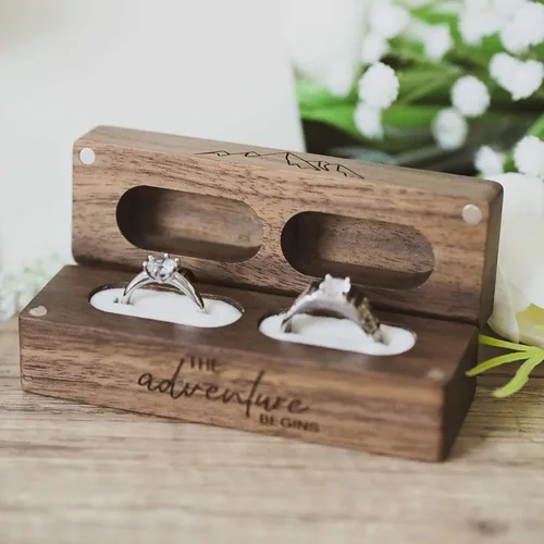 Vista 4 de Caja de madera grabada con 2 anillos para boda, caja de almacenamiento rectangular de madera maciza rústica vintage