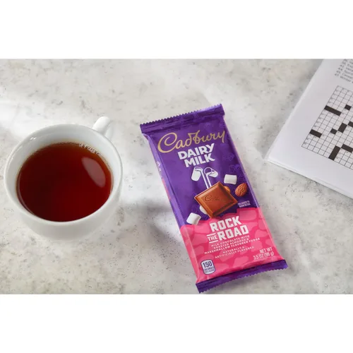 Vista 6 de CADBURY DAIRY MILK Rock the Road - Barras de chocolate con leche, 3.5 onzas (14 unidades)
