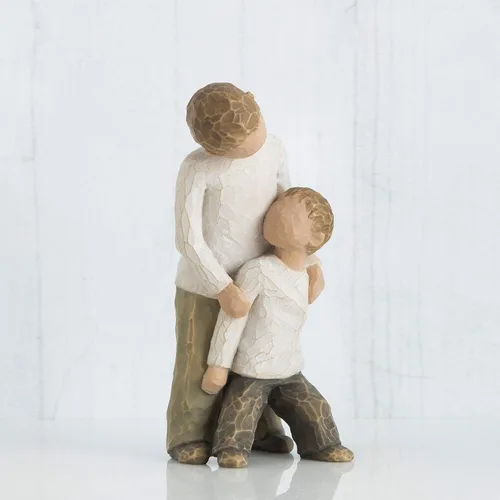 Vista 4 de Willow Tree Hermanos, forjando un vínculo que dura toda la vida, dos niños apoyados uno contra el otro, la figura refleja las relaciones familiares
