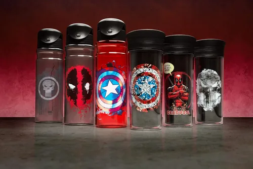 Vista 4 de Zak. Botella de agua con tapa abatible, diseños Tritan, DC Comics, gráficos Batman Retro., Extreme Punisher, Multicolor