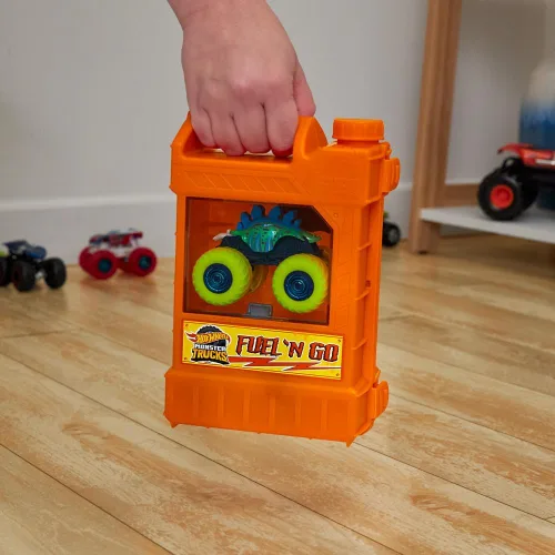 Vista 5 de Hot Wheels Monster Trucks Repostaje y pista de arranque para automóviles de juguete con bote de gas, incluye 2 vehículos, 4 años (HXT04)