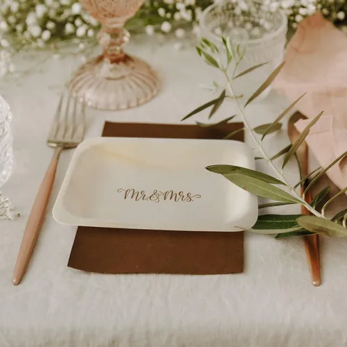 Vista 4 de Platos y tenedores de madera desechables Mr. and Mrs