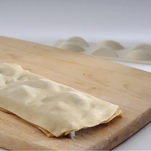Vista 6 de Norpro Pierogi Maker con prensa de plástico, 7 onzas