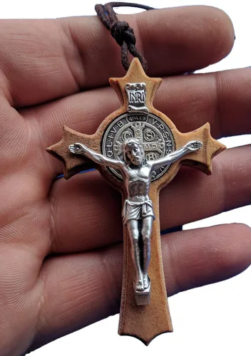 Vista 4 de Collar católico con colgante de cruz de crucifijo de metal de madera de olivo de San Benito para hombre y mujer regalo de 3 pulgadas 155 inc Madera