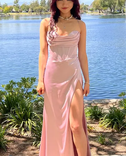 Vista 4 de AKHOKA Vestidos de graduación de satén con abertura halter para mujer, vestido largo de dama de honor, vestido formal fruncido para fiesta de noche
