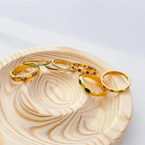 Vista 6 de Juego de 3 anillos de esmeralda para mujer, 18 quilates de circonita cúbica verde que no destiñe, delicados anillos de esmeralda, anillos verdes