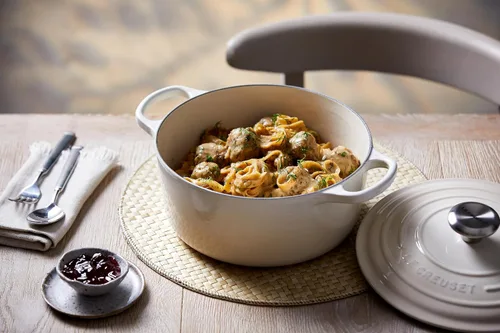 Vista 7 de Le Creuset Horno holandés redondo de hierro fundido esmaltado, 5.5 cuartos de galón, Merengue