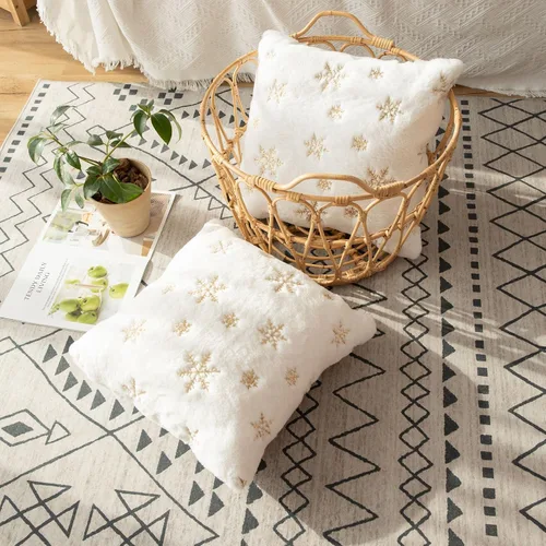 Vista 4 de LIGICKY Juego de 2 fundas de almohada de piel sintética blanca esponjosa con copos de nieve de lentejuelas doradas, decorativas, suaves, peludas