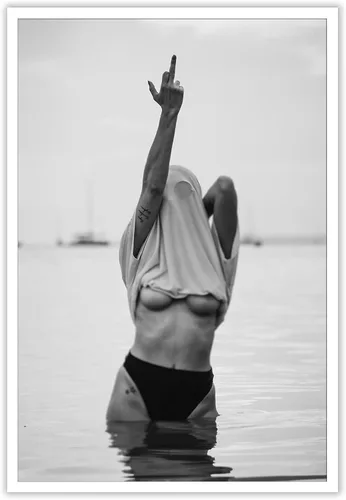 Vista 8 de Enveable Pósteres retro feministas con el dedo medio, lienzo blanco y negro, arte de pared, fotografía de moda, impresión fotográfica, mujer sexy