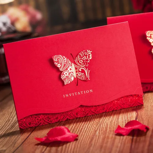 Vista 2 de Hosmsua 50 tarjetas de invitaciones de flora de encaje cortado con láser rojo con mariposa dorada y sobres para despedida de soltera, boda