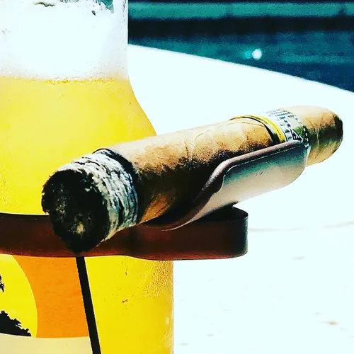 Vista 2 de Purera. CigarzUp Encaja en cualquier bebida embotellada. Regalo perfecto, accesorio para cualquier amante de los cigarros (Color Marfil)