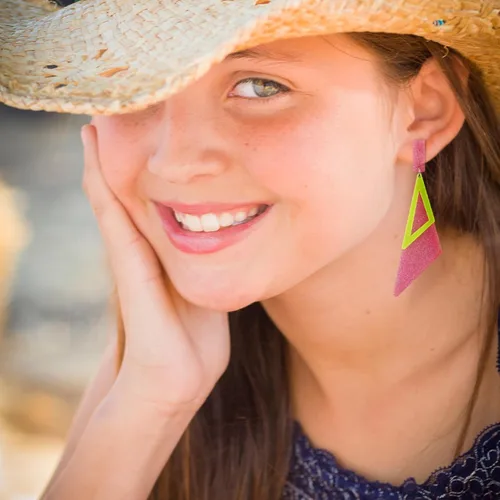 Vista 4 de Aretes de neón retro de los años 80 para mujer, aretes colgantes de neón triangulares acrílicos, coloridos aretes geométricos de gota, brillantes