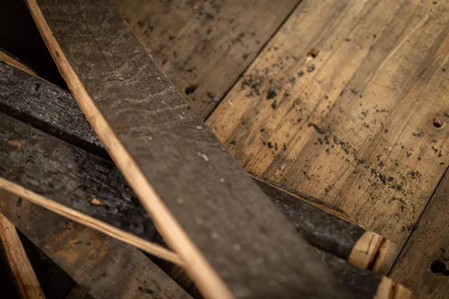 Vista 4 de Juego de 10 auténticos palos de barril de roble bourbon/whisky para proyectos de bricolaje, manualidades y decoración de paredes - Midwest Barrel