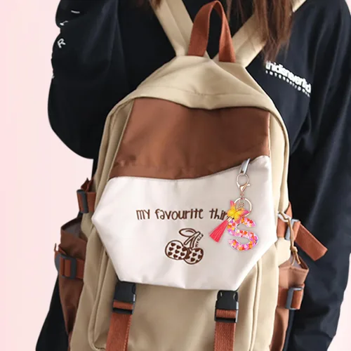 Vista 6 de Coloridos llaveros con letras iniciales para mujeres y niñas con borla de mariposa, dije para bolso, bolsos, mochilas