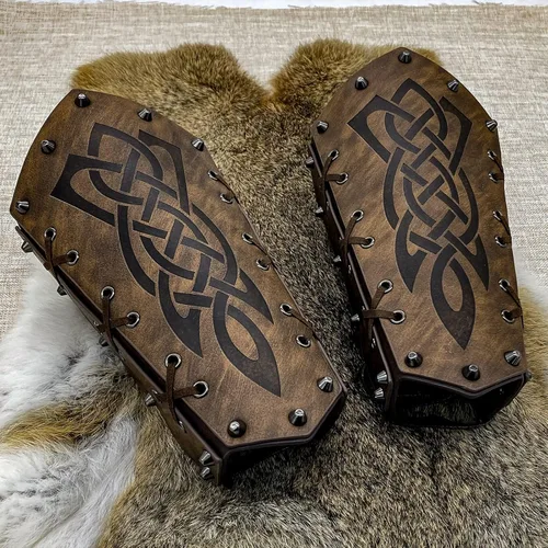 Vista 9 de Brazaletes vikingos de cuero sintético, muñequera de guantelete de cuero, brazaletes medievales, armadura de brazo, caballero LARP, 2 piezas