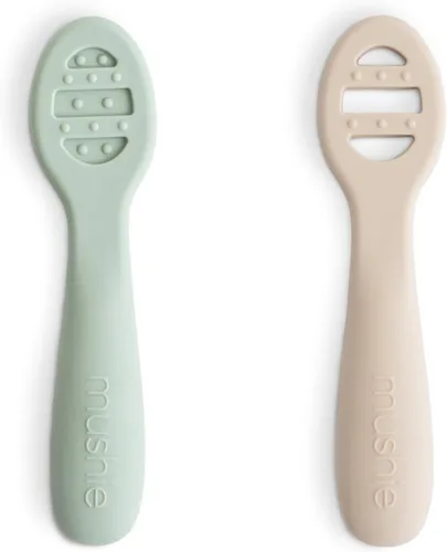 Vista 11 de mushie Cucharas de silicona para bebés de primera alimentación Paquete de 2 (rubor/arena cambiante)