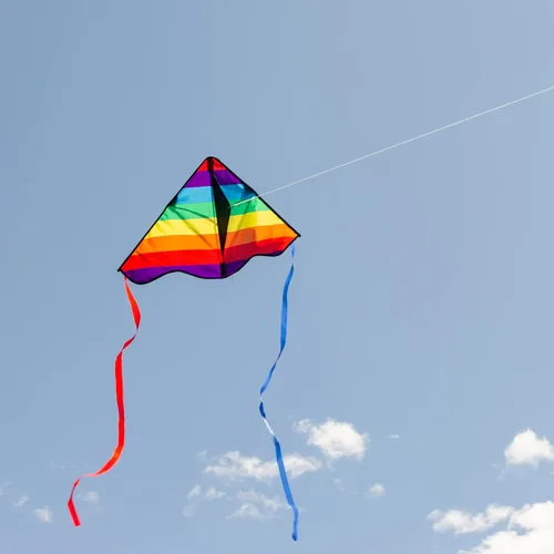 Vista 3 de In the Breeze Cometa Delta Rainbow Stripe, 30 pulgadas