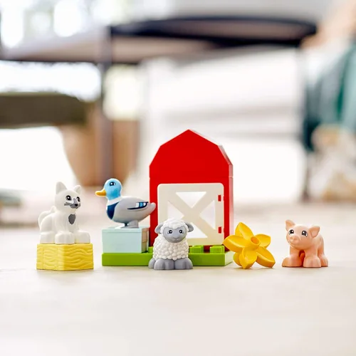 Vista 7 de LEGO DUPLO Town Farm Animal Care 10949 Juguete para niños pequeños, niñas y niños de 2 años más con figuras de pato, cerdo, oveja y gato, juguetes