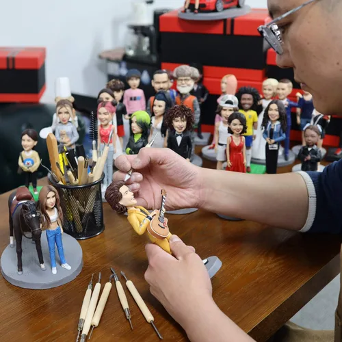 Vista 5 de Figuras Bobbleheads Personalizadas Esculpidas por el Famoso Artista de Arcilla de TikTok Jerry Regalos de Figuritas Personalizadas para Novio Esposo