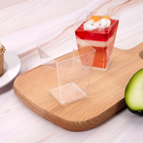 Vista 4 de Paquete de 100 tazas de postre con cucharas, vasos de postre de plástico, 5 onzas, cuadrado transparente