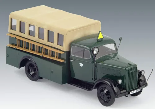 Vista 3 de ICM Modelos Tipo 2,5-32 KZS 8 WWII Alemán Camión de Bomberos Ligero Modelo Kit