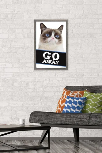 Vista 2 de Trends International Grumpy Cat - Póster de pared con texto en inglés «Go Away», 14.725 x 22.375 pulgadas, versión enmarcada de madera de granero