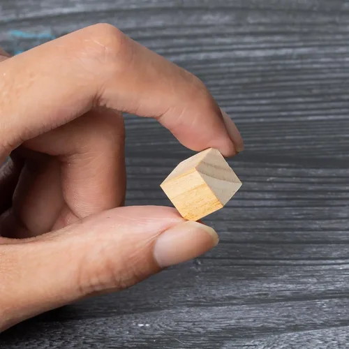Vista 3 de Ninekong 200 cubos de madera de 0.5 pulgadas, bloques de madera sin terminar para manualidades, bloques cuadrados de madera para manualidades