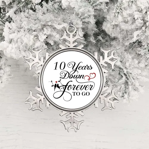Vista 4 de Adorno de Navidad personalizado, copo de nieve, redondo, recuerdo conmemorativo, 10 años, «Down Forever to Go» de metal de 3 pulgadas, recuerdo