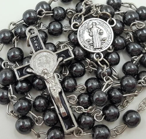 Vista 4 de TALISMAN4U Collar de rosario católico con cuentas de hematita negra medalla de San Benito y crucifijo de cruz en caja de regalo