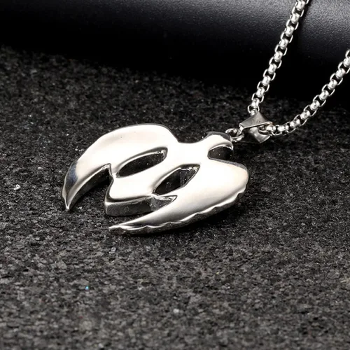 Vista 2 de MayiaHey - Collar con colgante de ala de águila gótica para hombre, acero inoxidable, con forma de cruz de ala de ángel