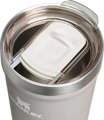 Vista 2 de STANLEY Vaso para Uso Diario Tapa de Encaje a Presión para Beber Taza para Bebidas, Café y Cócteles Copa de Vino de Acero Inoxidable Aislada