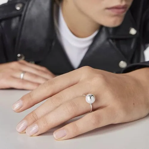 Vista 4 de Anillo TOUS Sweet Dolls en plata de ley con perla.