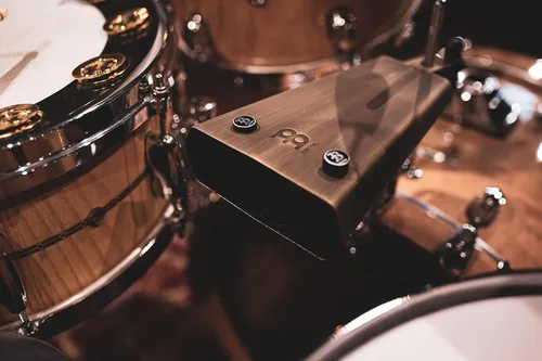 Vista 2 de Meinl - Cencerro de percusión para batería, diseño de campana de ranura