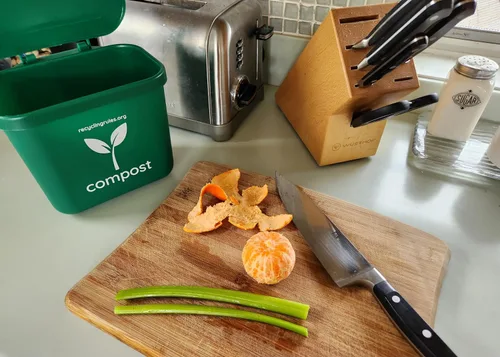 Vista 3 de Pequeño contenedor de compost verde para colgar en el contenedor de basura de cocina