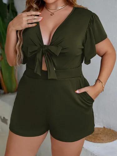 Vista 3 de WDIRARA Overol corto de manga corta con cuello en V profundo y nudo frontal para mujer, talla grande, con bolsillos