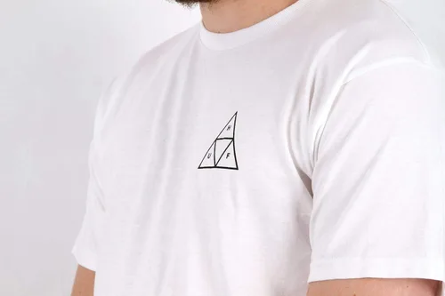 Vista 3 de HUF Essentials Triple Triangle - Camiseta de manga corta con cuello redondo para hombre