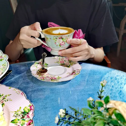 Vista 3 de Juego de taza de té y platillo de porcelana fina, azalea rosa, borde dorado, juego de cuatro
