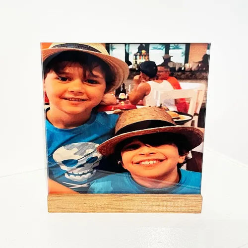 Vista 3 de Artblox Impresiones fotográficas personalizadas en vidrio acrílico y soporte de madera de teca (6 x 6 pulgadas) Convierte las fotos