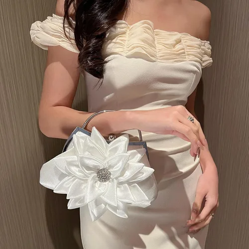 Vista 6 de Elegante bolso de noche floral para mujer, bolso de embrague nupcial de boda con diamantes de imitación, bolso de flores de satén para dama