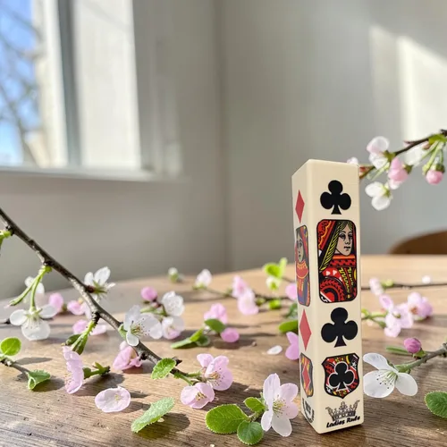Vista 5 de Newt's Playing Cards Ladies Rule Trump Marcador/indicador para juegos de cartas como Euchre, Bridge, Pinochle, Whist y otros juegos de cartas
