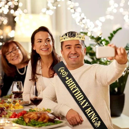 Vista 3 de Corona y banda de cumpleaños número 40, decoración de fiesta para hombres (dorado)