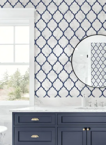 Vista 3 de NextWall Papel tapiz de vinilo y pelado de imitación de Ogee mármol (azul real y carrara)