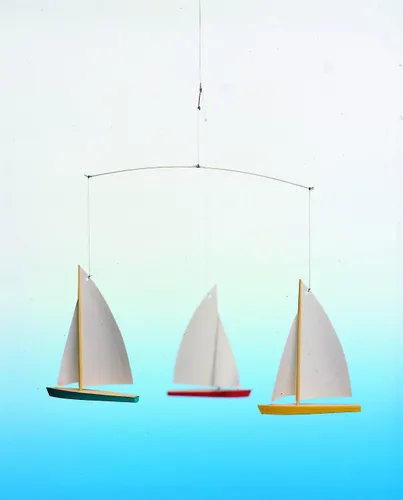 Vista 2 de Flensted - Móvil colgante de regata de 1.2 in, madera de haya de 15 pulgadas, hecho a mano en Dinamarca